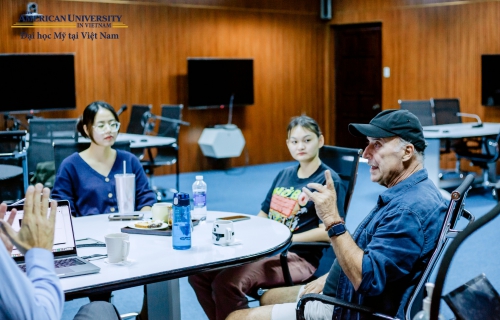 RENOWNED SOUND RECORDIST DES KENNEALLY INSPIRES AUV STUDENTS